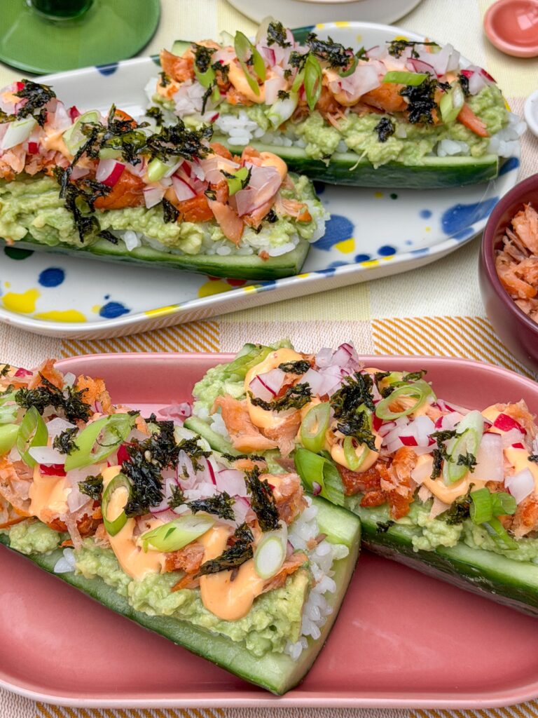 sushi komkommer bootjes met gerookte zalm en sriracha mayonaise