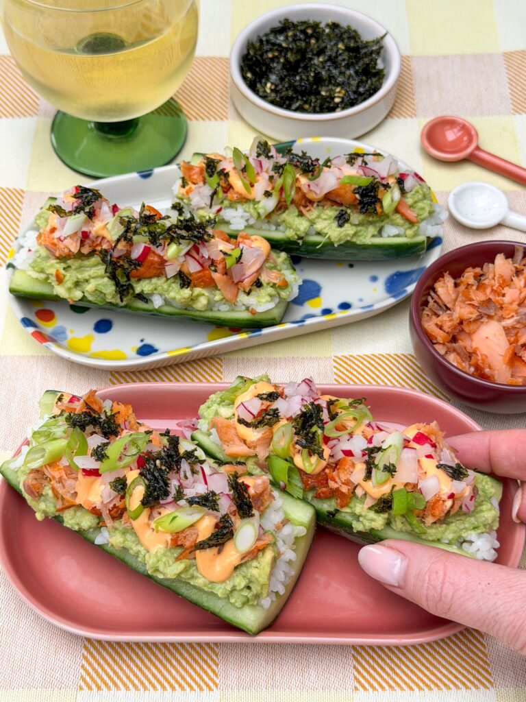 Komkommer bootjes met sushi rijst zalm en avocado
