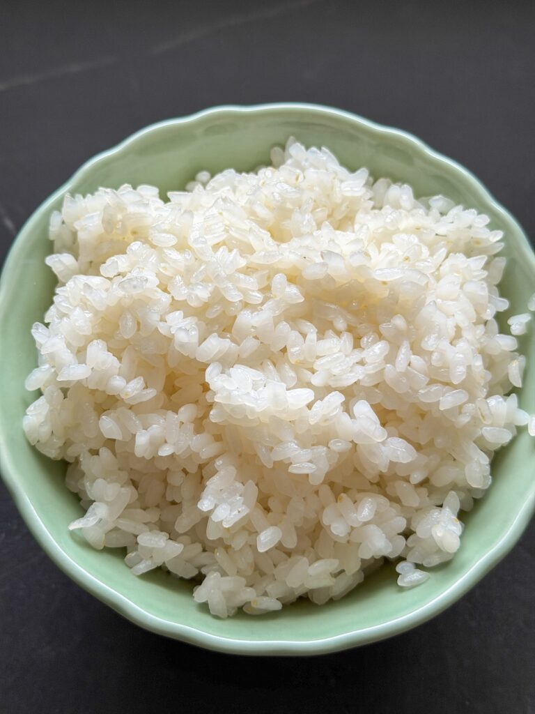 Sushi rijst koken en mengen met azijn en zout