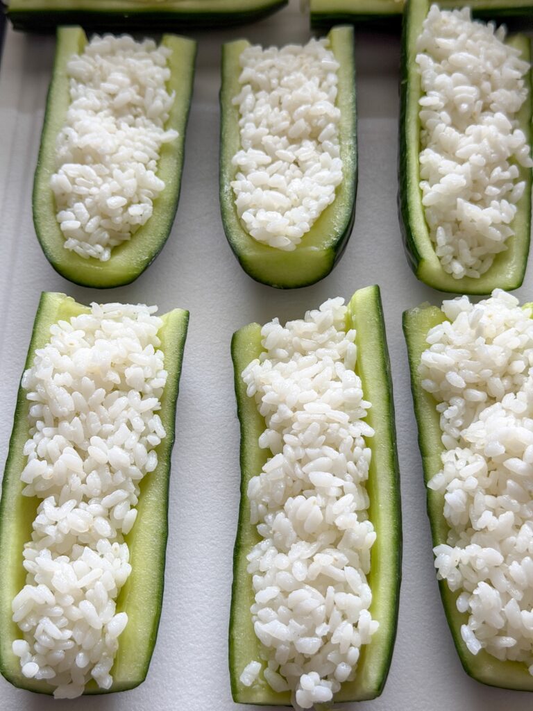 komkommer vullen met sushirijst