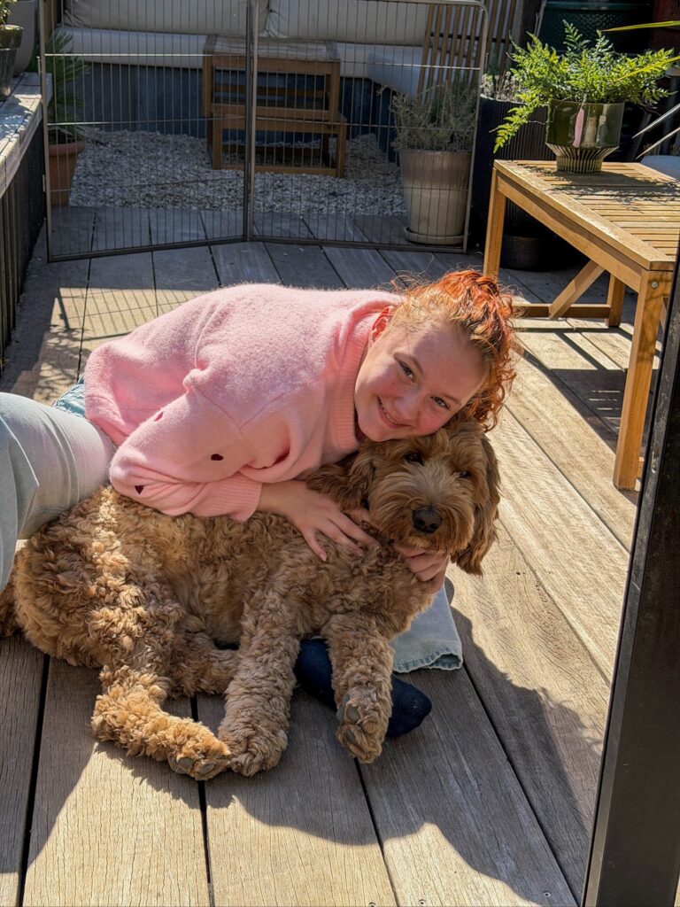 Teun en Amaranthe knuffelen samen op de flonder in de tuin