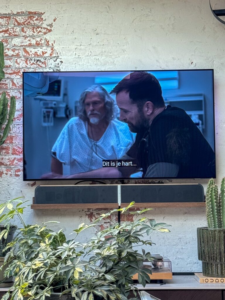 de serie the pitt op de tv kijken