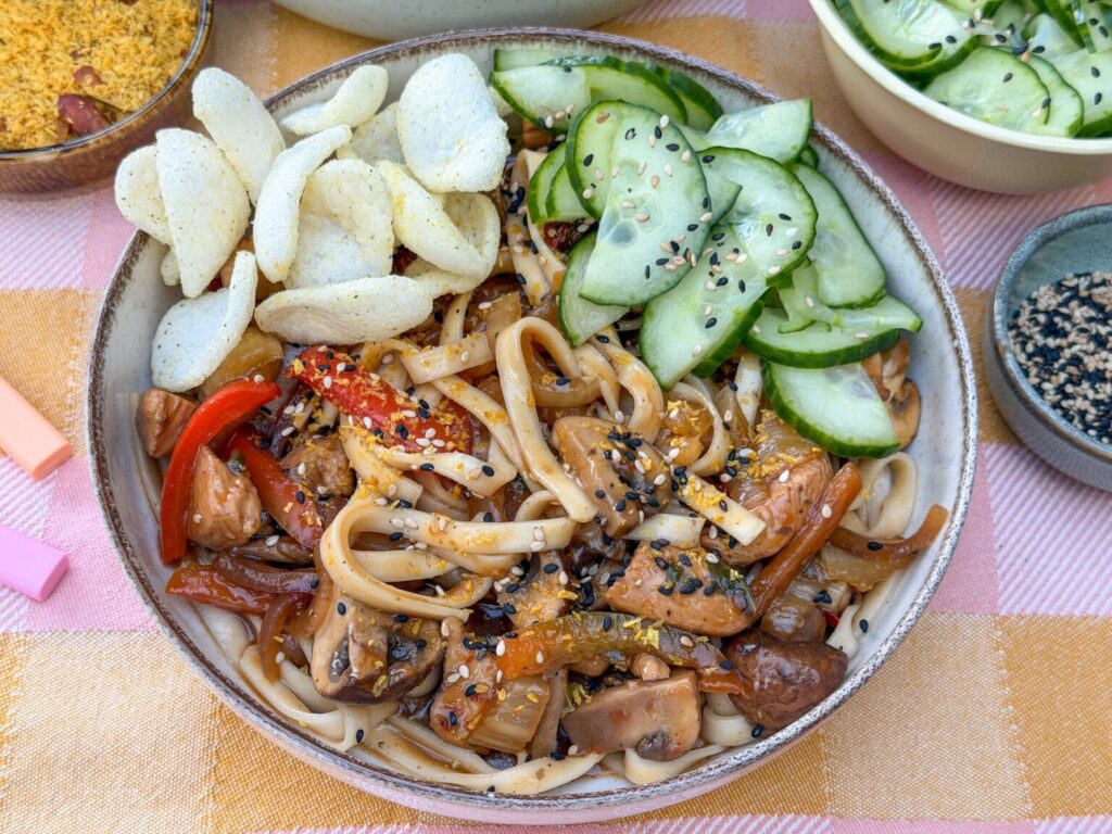 udon noedels met kip in zoet pittige saus recept uit weekmenu 18
