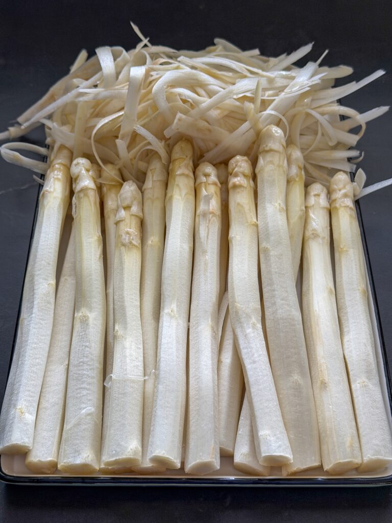 asperges schillen en voorbereiden