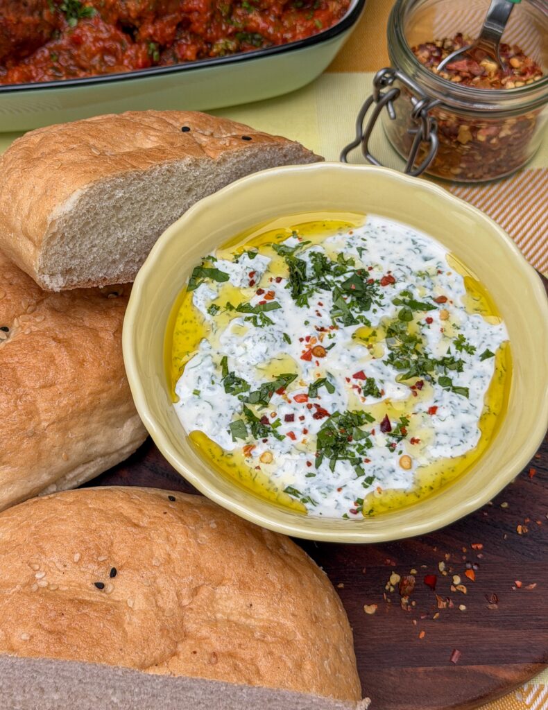 Yoghurt munt saus met olijfolie en brood geserveerd