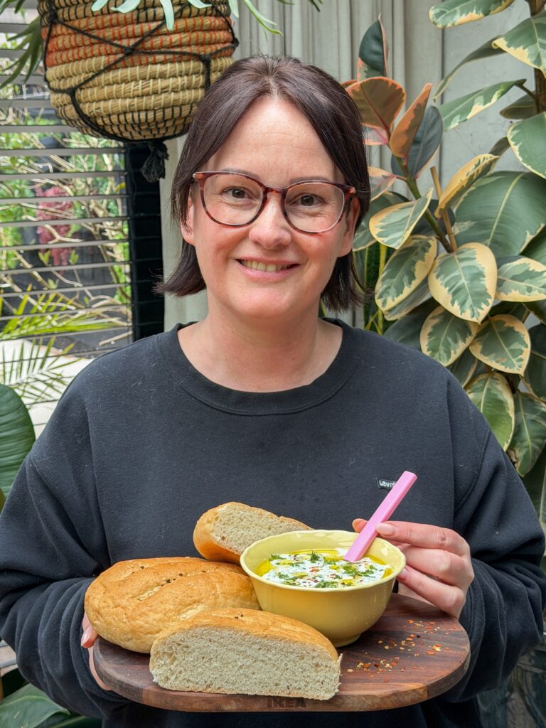 Marie Louise serveert yoghurt munt saus op plank met Turks brood