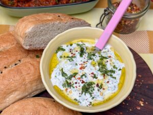 yoghurt munt saus met olijfolie en kruiden geserveerd met brood