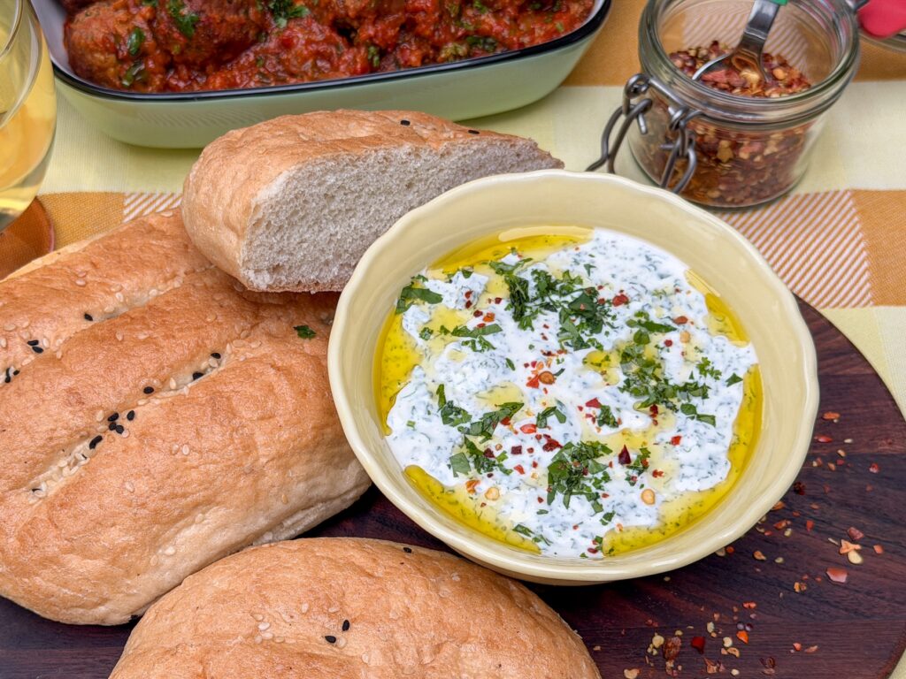 Romige yoghurt dip met chilivlokken en olijfolie