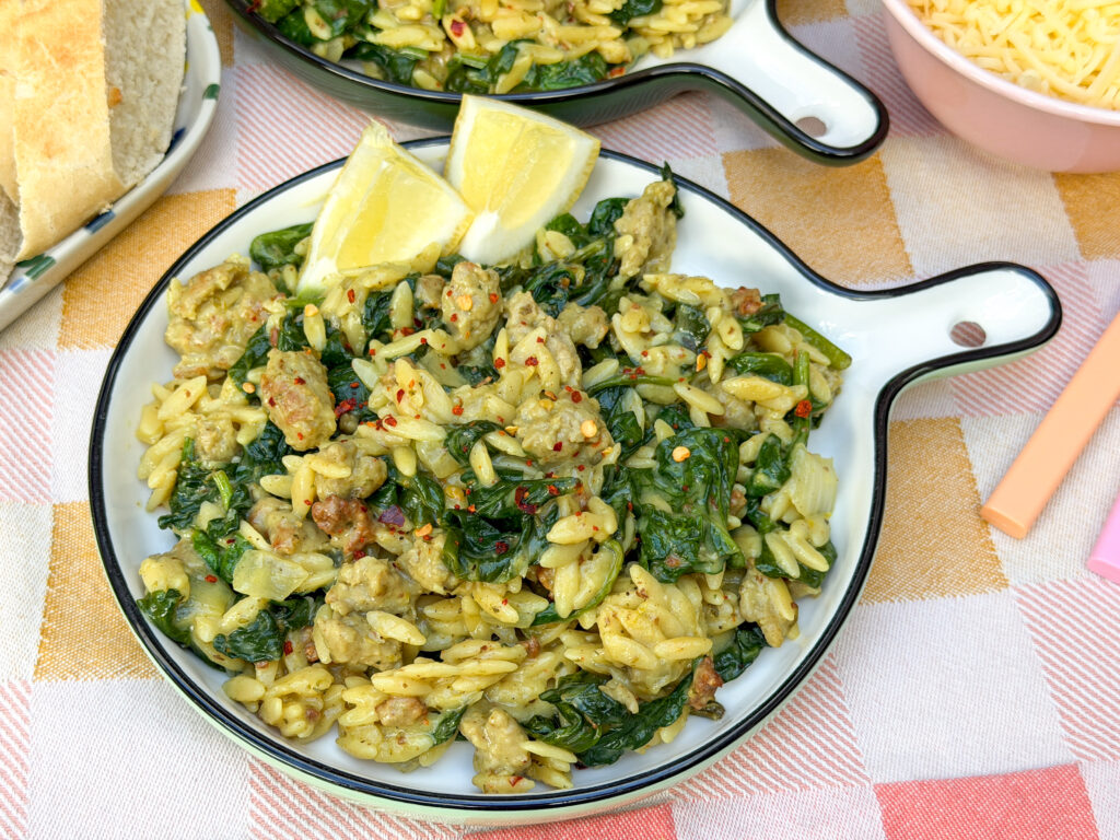 romige orzo met spinazie en worst