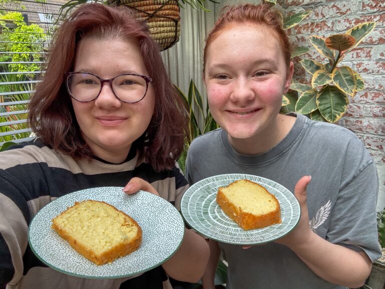 Beaudine en Amaranthe met zelfgebakken cake