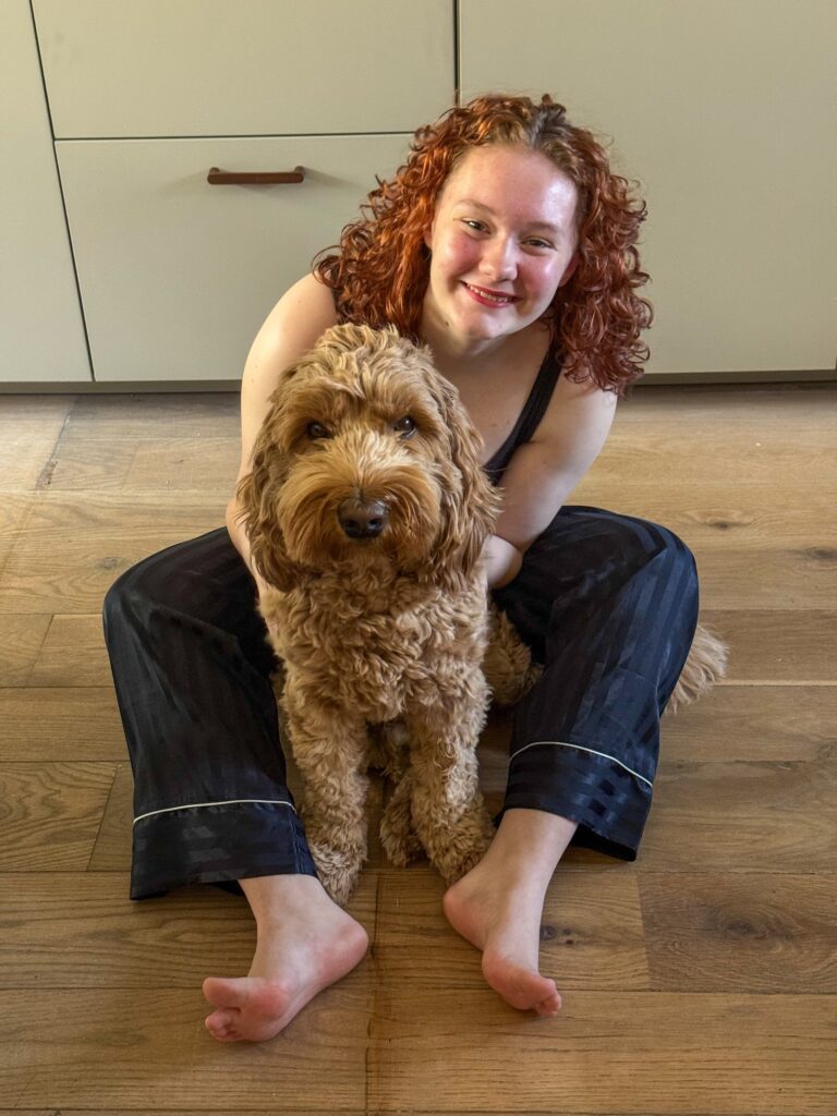 Amaranthe knuffelt met teun op de grond