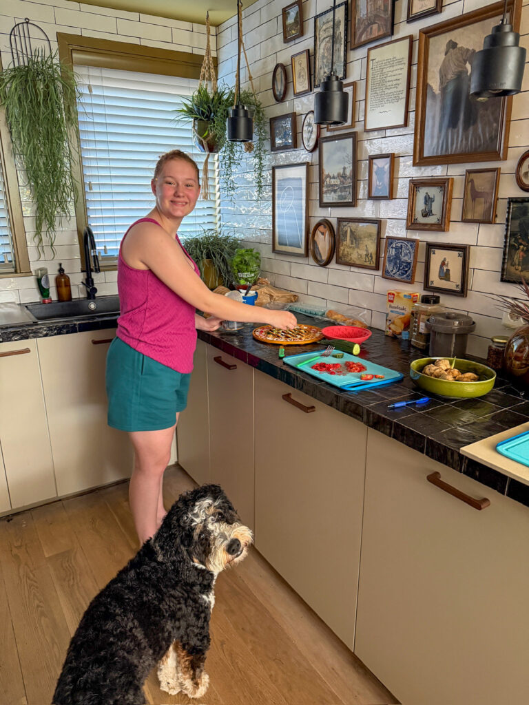 Amaranthe maakt een likmat in de keuken