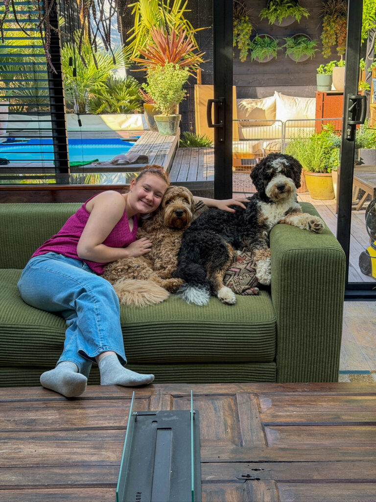 Amaranthe op de bank met de honden