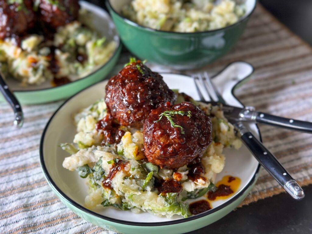Andijviestamppot met gehaktballetjes en ketjapsaus