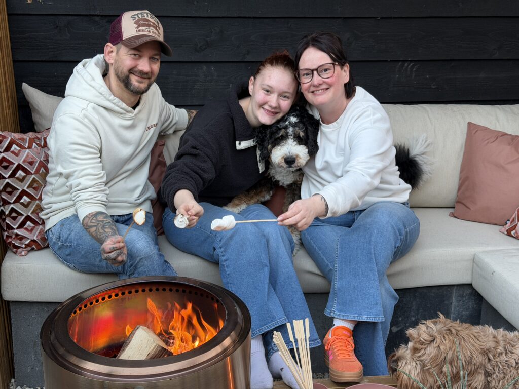 buiten barbecuen familie over de kook 