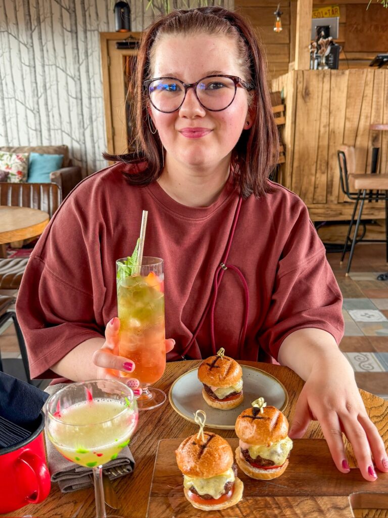 Beaudine met cocktail en snack