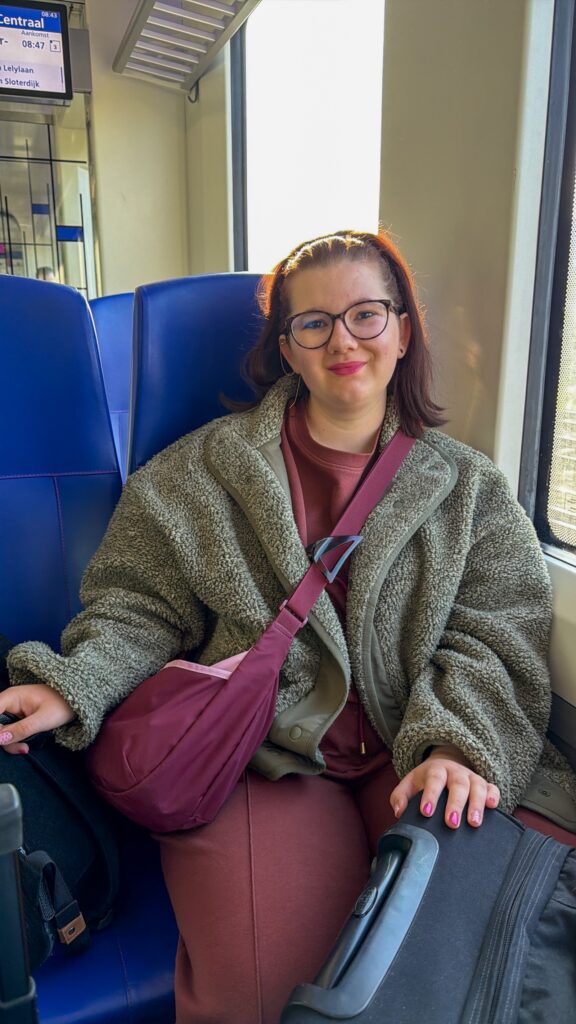 Beaudine in de trein bij de koffers