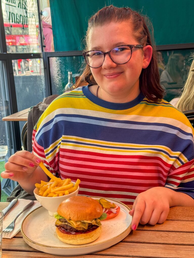 Beaudine met een burger en frietjes