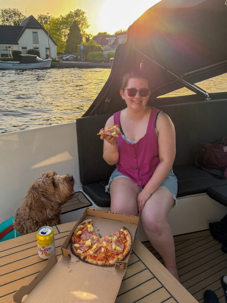 Beaudine eet pizza op de boot