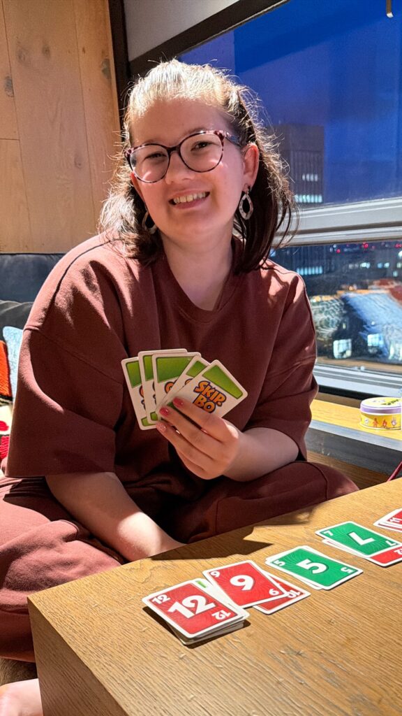 Beaudine speelt spelletje in de avond