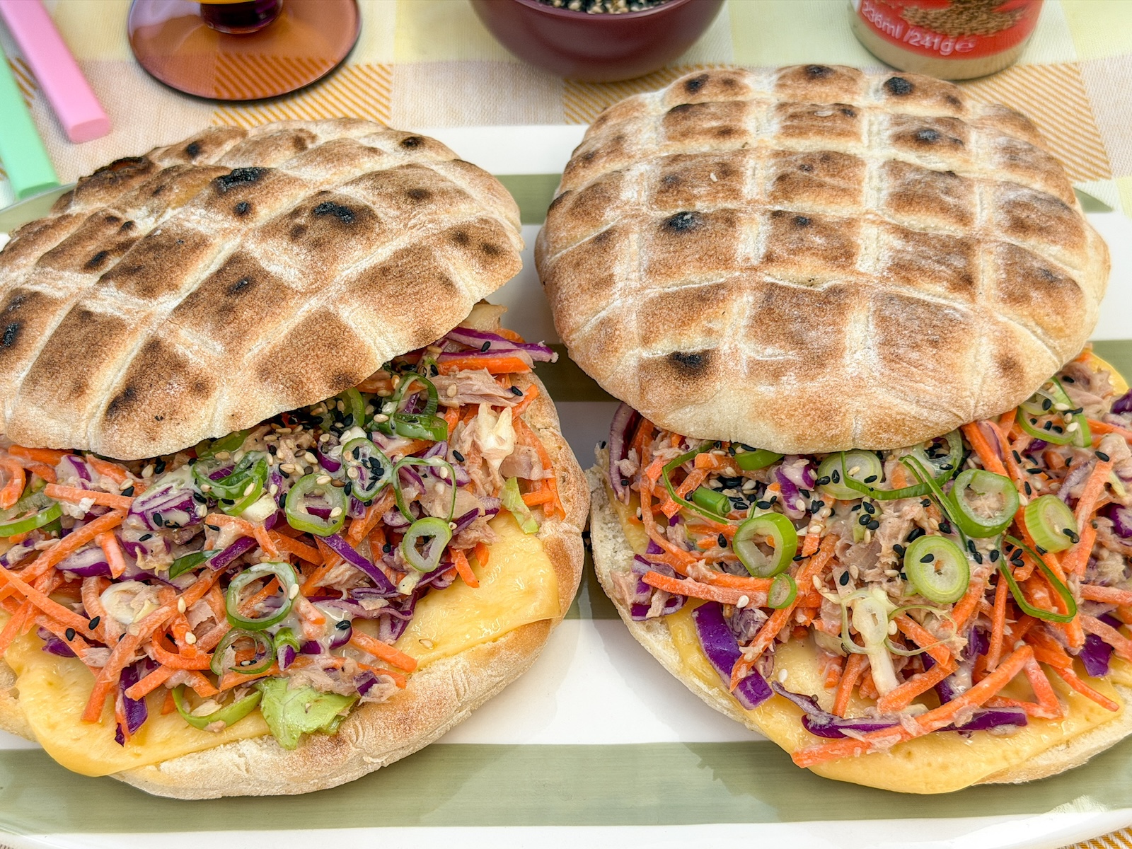 Twee broodjes tonijnsalade met sesam dressing als snelle lunch