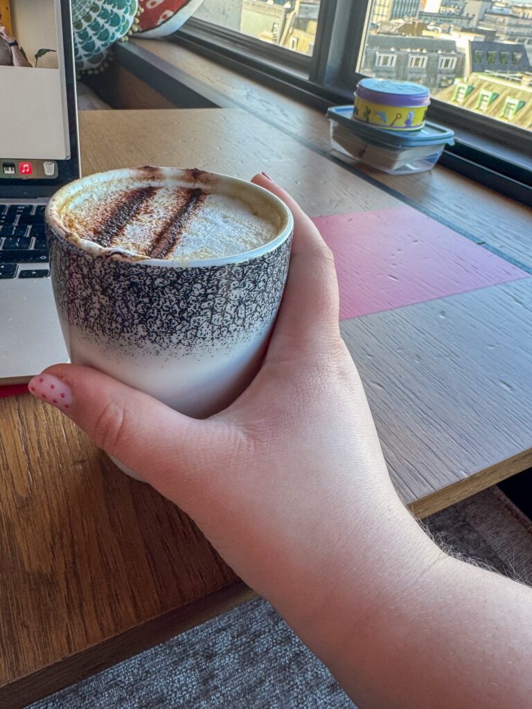 cappucino drinken met uitzicht tijdens een meeting