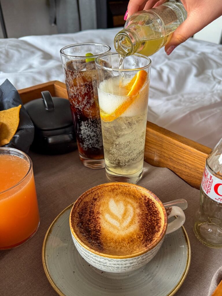 Drankjes met snack op bed