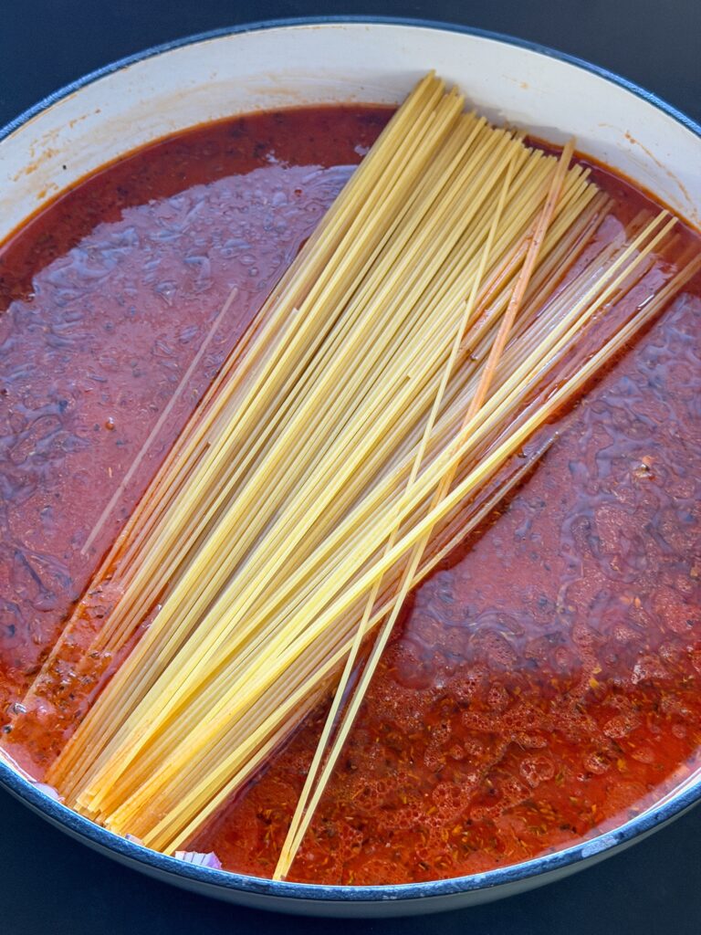 ongekookte spaghetti gaart direct mee in de tomatensaus