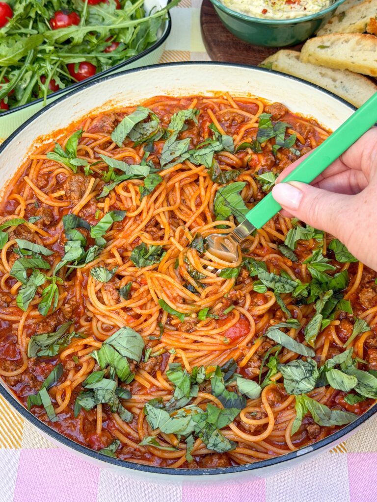 Eenpanspasta met gehakt en tomatensaus spaghetti draaien met vork in pan