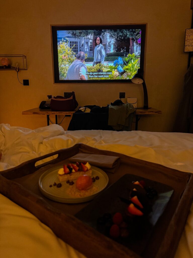 toetje op bed met een serie op de tv