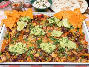 Fajita traybake met guacamole en tortilla chips