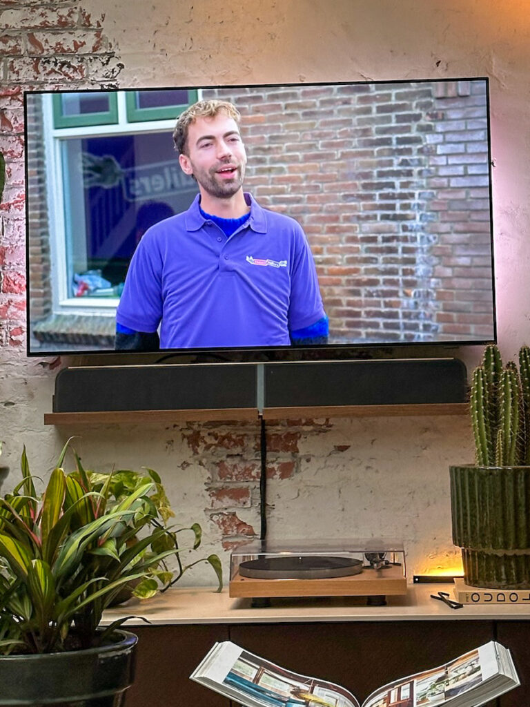 Huizenruilers op de tv kijken