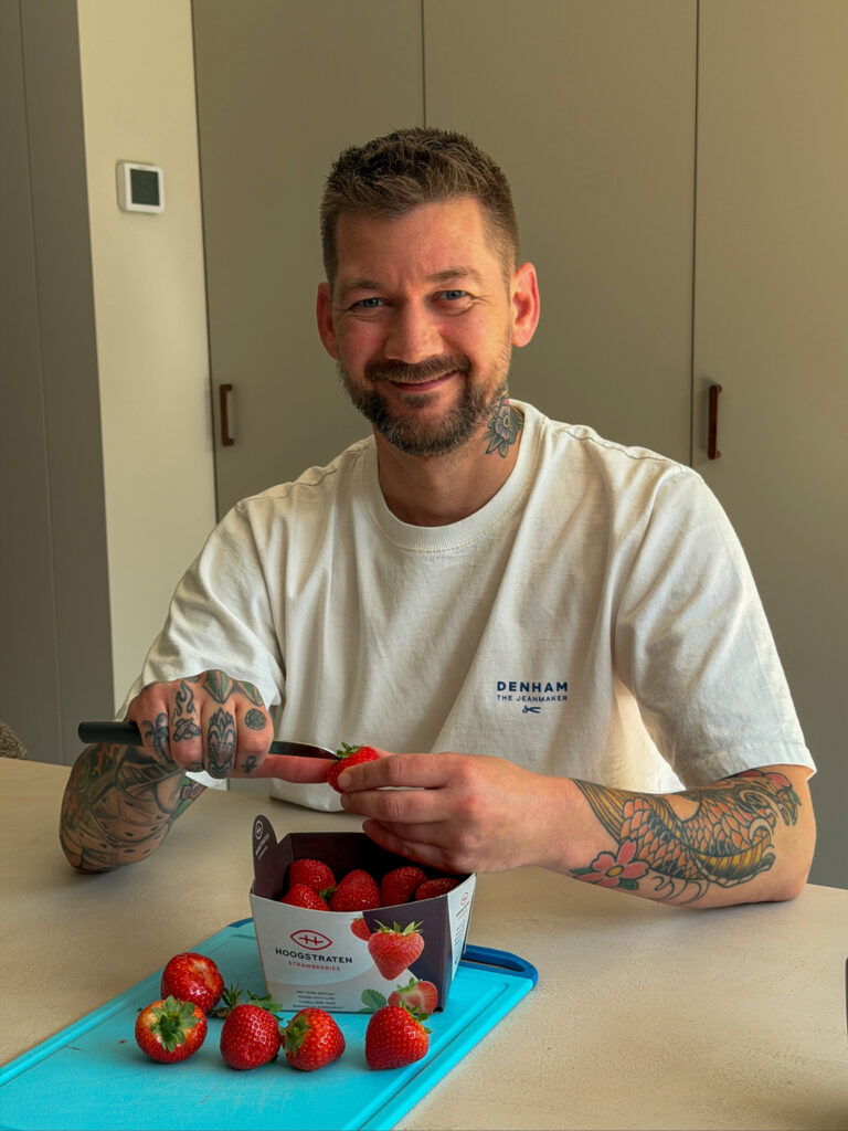 jan Willem snijd aardbeien