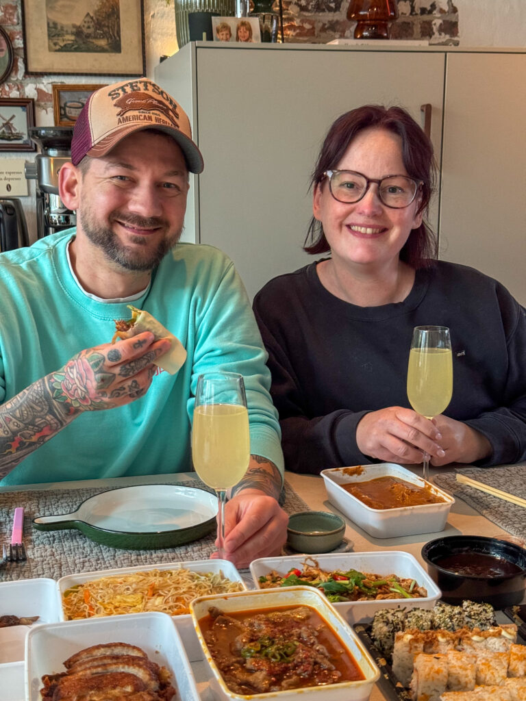 Jan Willem en Marie Louise eten chinees aan de keukentafel