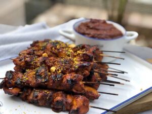 gegrilde bbq kipspiesjes met ketjap marinade van de barbecue