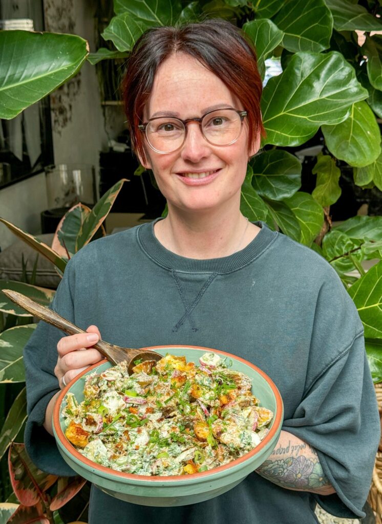 Krokante aardappelsalade voor bij de BBQ in een schaal