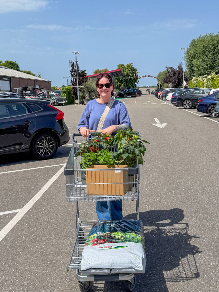 Marie Louise met planten in de winkelwagen