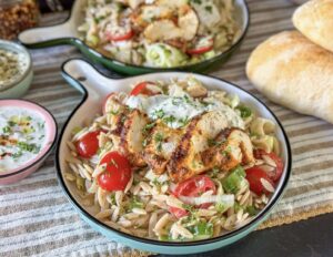 orzo salade met gegrilde kip en groenten