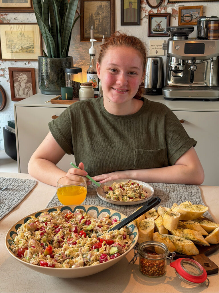 Orzo salade eten aan de keukentafel