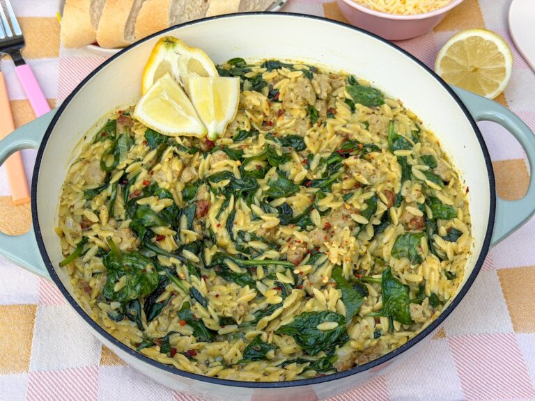 orzo met spinazie en worst in romige saus uit één pan
