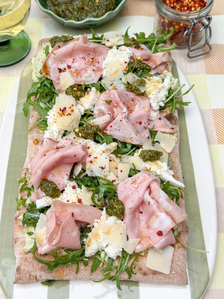 Pinsa belegd met mortadella, rucola en mozzarella
