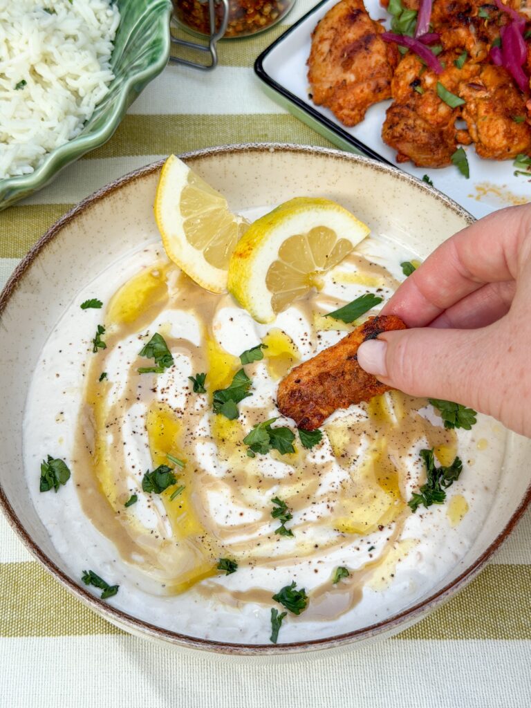 gegrilde kip dippen in tahini yoghurt dressing