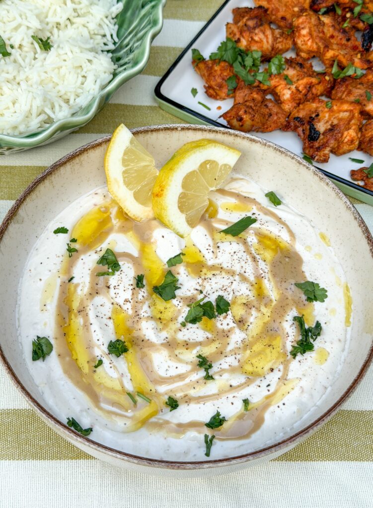 tahini yoghurt dressing als saus bij gegrilde kip en rijst