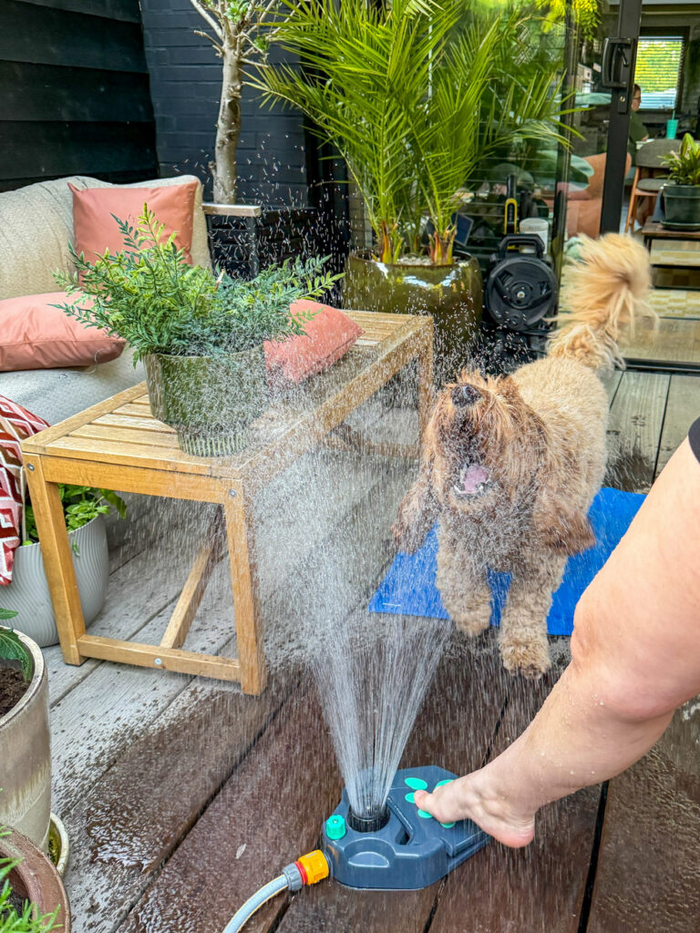 Teun speelt met water in de tuin