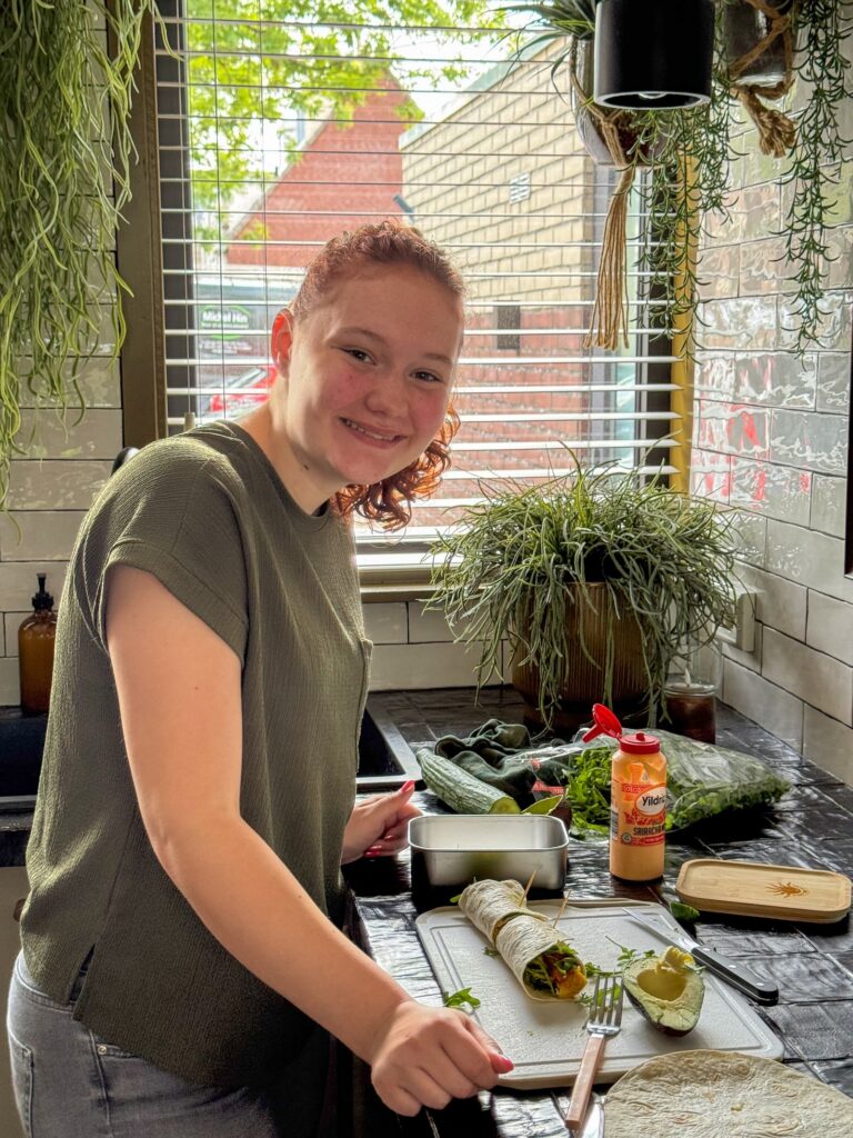 Amaranthe maakt ceaser wraps in de keuken