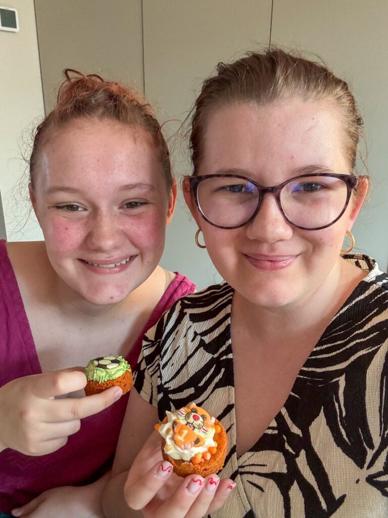 Amaranthe en Beaudine eten een wk taartje