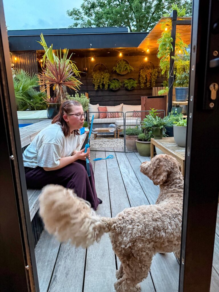 Beaudine blaast bellen in de tuin met Teun