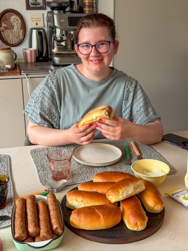 Beaudine eet broodje frikandel