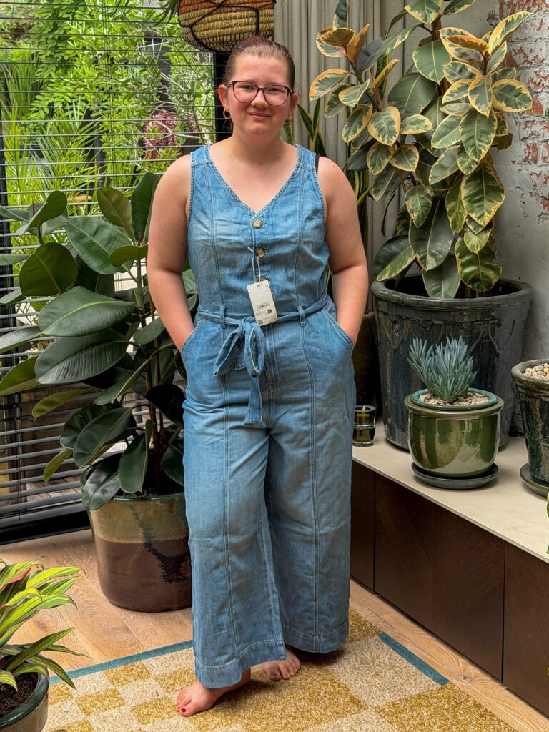 Beaudine heeft nieuwe jumpsuit aan