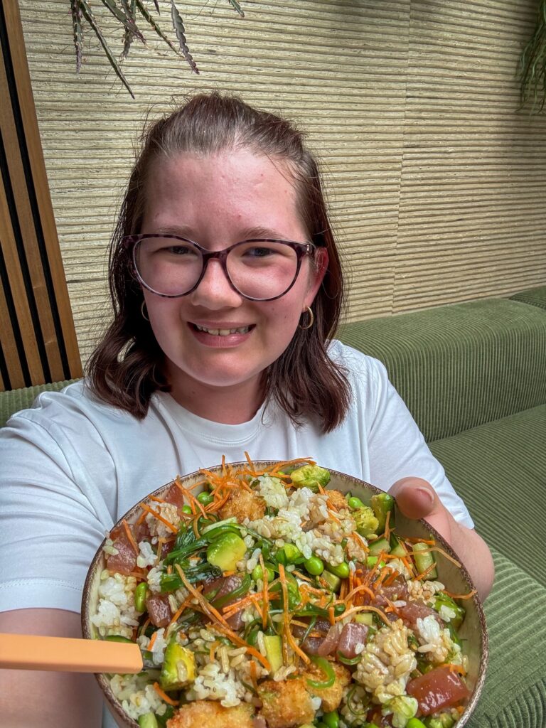 Beaudine houdt schaal met poke bowl vast